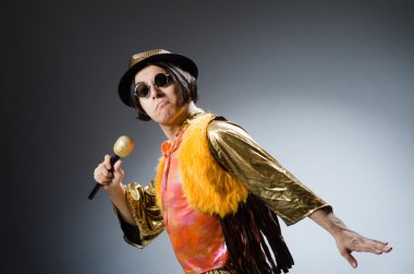 Karaoke kulüpte şarkı genç adam