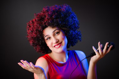 Karaoke şarkı afro saç modeli olan kadın