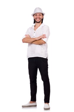 Şapkalı genç adam beyazlar içinde.