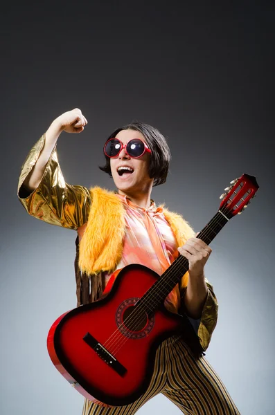 Homem com guitarra no conceito musical — Fotografia de Stock