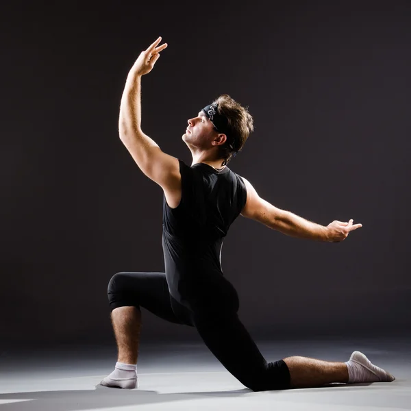 Hombre joven entrenando para bailes de ballet — Foto de Stock