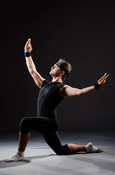 Jongeman training voor balletdansen — Stockfoto