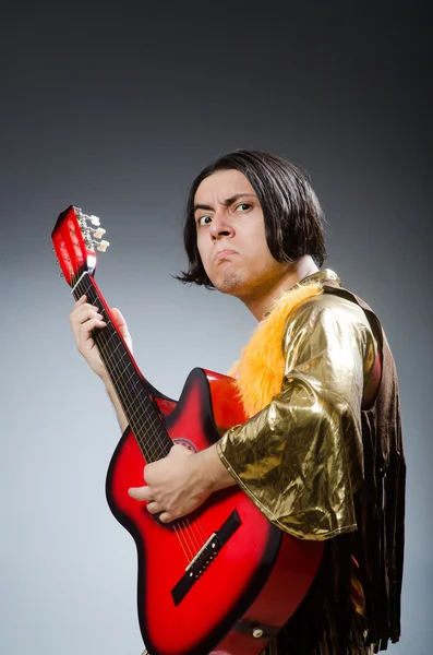 Man met de gitaar in muzikaal concept — Stockfoto