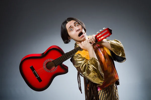 Homem com guitarra no conceito musical — Fotografia de Stock