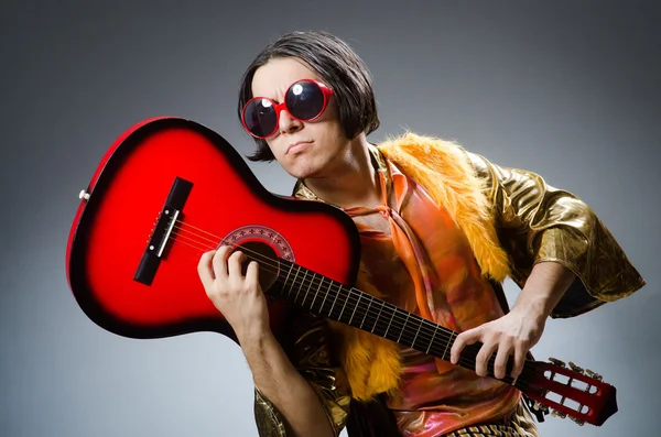 Man met de gitaar in muzikaal concept — Stockfoto