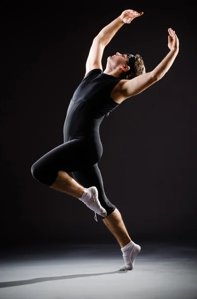 为芭蕾舞训练的年轻人 — 图库照片