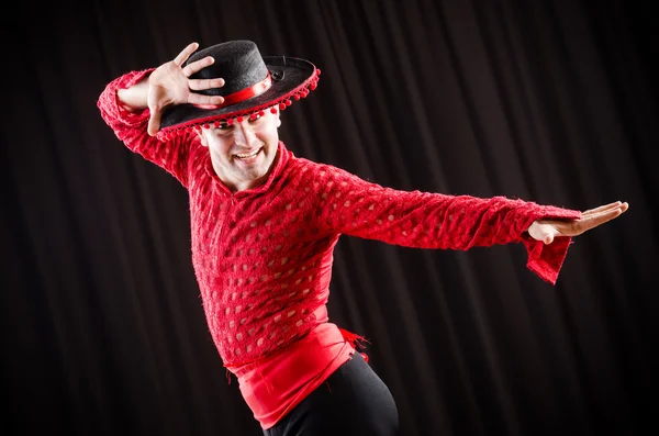 Homme dansant danse espagnole en vêtements rouges — Photo