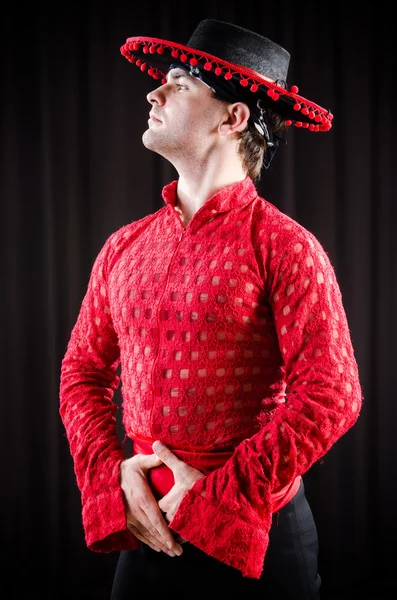 Uomo che balla danza spagnola in abiti rossi — Foto Stock