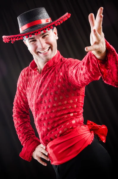 Mann tanzt spanischen Tanz in roter Kleidung — Stockfoto