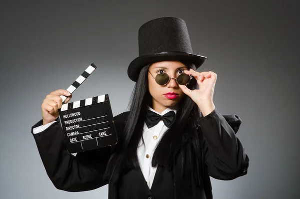 Mujer con sombrero vintage y tablero de cine — Foto de Stock