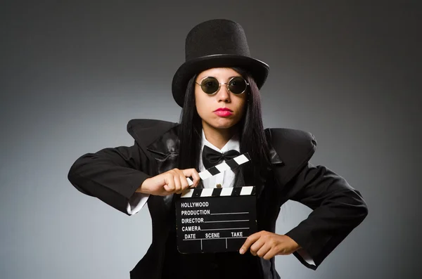 Mujer con sombrero vintage y tablero de cine — Foto de Stock