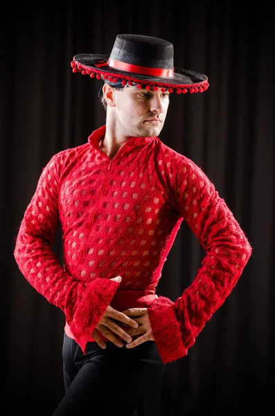 Kırmızı elbiseli bir adam İspanyol dansı yapıyor. — Stok fotoğraf