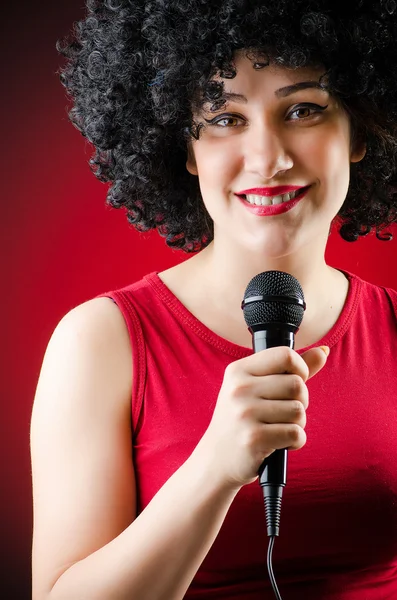 Donna con acconciatura afro che canta nel karaoke — Foto Stock
