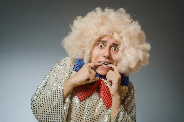 Homme drôle avec perruque afro — Photo