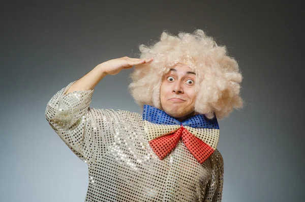 Homme drôle avec perruque afro — Photo