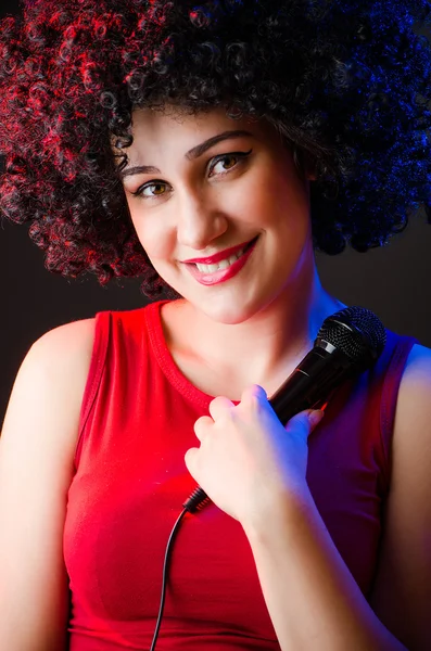 Frau mit Afro-Frisur singt im Karaoke — Stockfoto