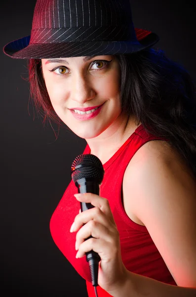 Woman singing in karaoke club — Stock Photo, Image