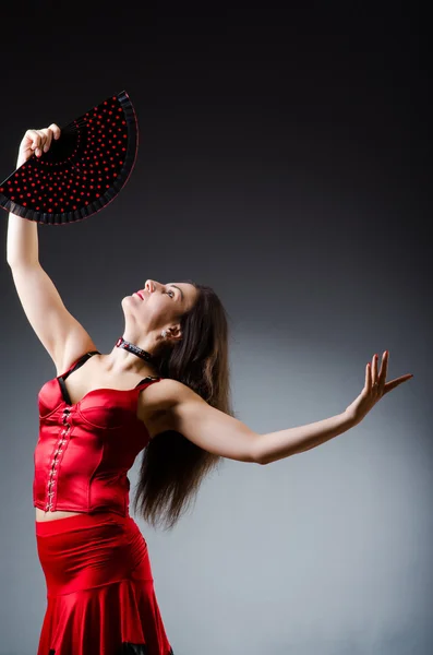Жінка з фан танцювальними танцями — стокове фото