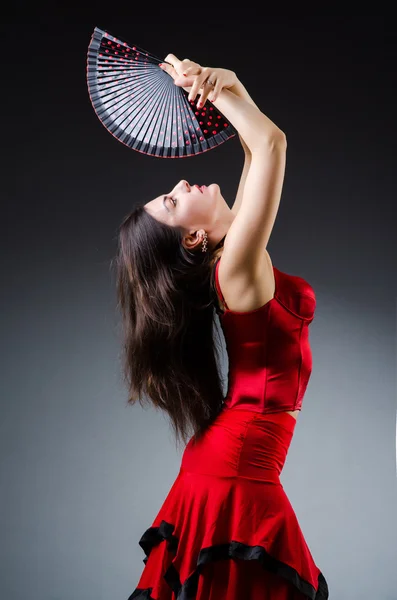 Mulher com ventilador dança danças — Fotografia de Stock