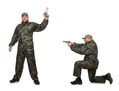 Silahlı asker, beyazın üzerinde izole edilmiş.