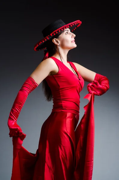 Mulher dança danças em vestido vermelho — Fotografia de Stock