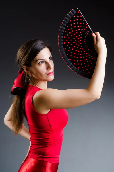 Mulher com ventilador dança danças — Fotografia de Stock