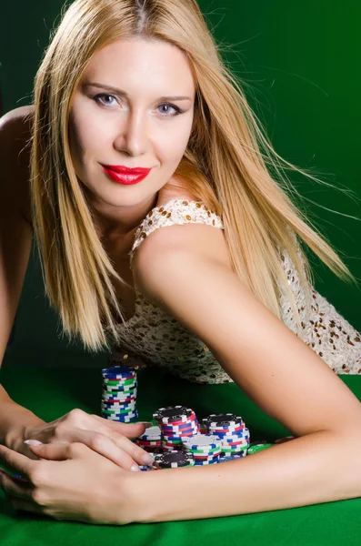 Giovane donna nel concetto di gioco d'azzardo del casinò — Foto Stock