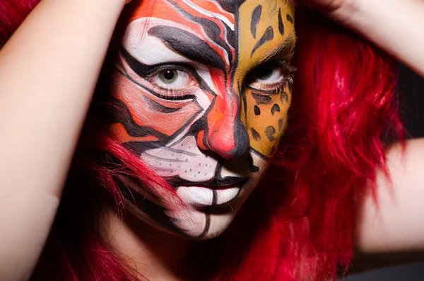 Mujer con cara de tigre en concepto de Halloween — Foto de Stock