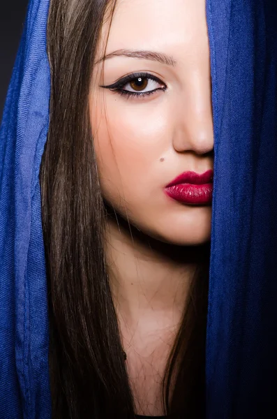 모직 스카프를 하고 있는 이슬람 여성 — 스톡 사진