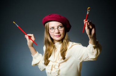 Stüdyoda çalışan komik bir sanatçı.