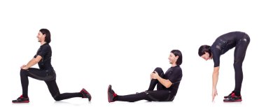 Genç adam beyazlar üzerinde alıştırma yapıyor.