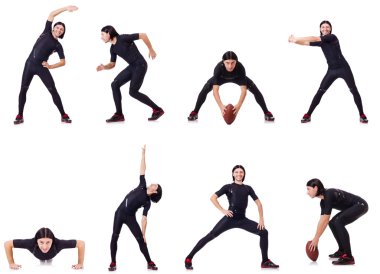 Genç adam beyazlar üzerinde alıştırma yapıyor.