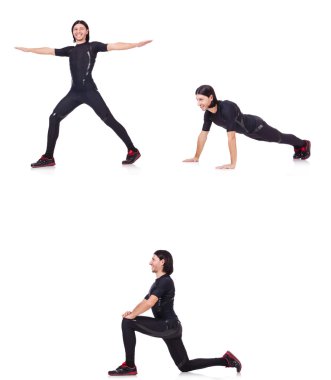 Genç adam beyazlar üzerinde alıştırma yapıyor.