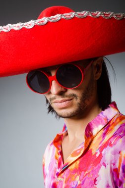 Genç Meksikalı adam sombrero giyiyor.