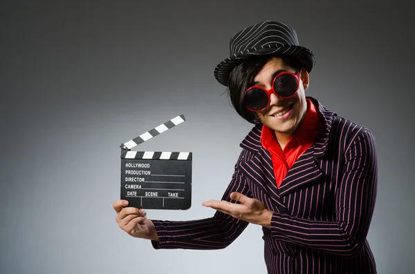 Hombre divertido con el tablero de la película — Foto de Stock