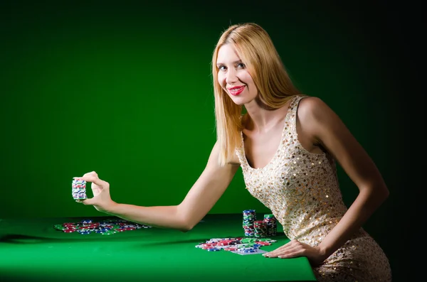 Giovane donna nel concetto di gioco d'azzardo del casinò — Foto Stock