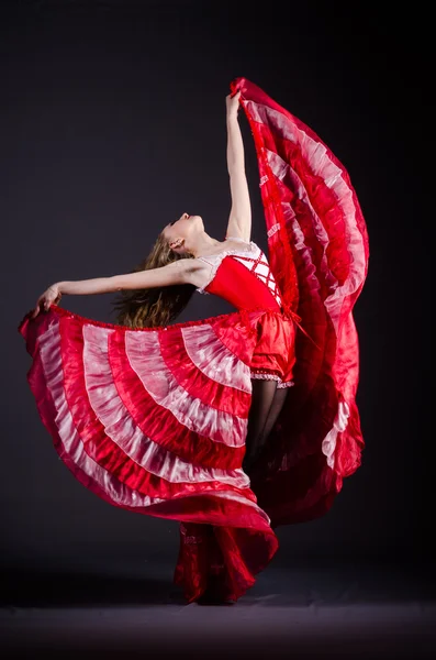 Молода жінка танцює в червоній сукні — стокове фото