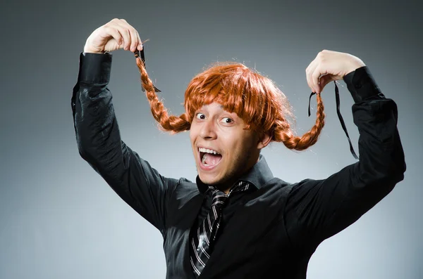 Homem engraçado com peruca cabelo vermelho — Fotografia de Stock