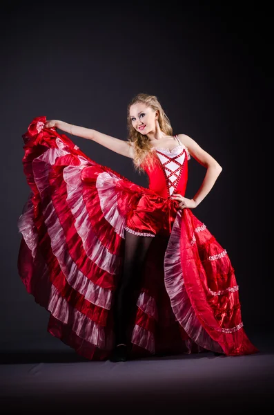 Mujer joven bailando en vestido rojo — Foto de Stock