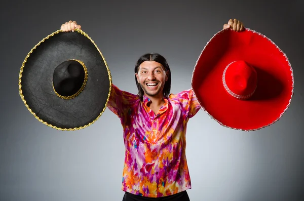 Junger Mexikaner trägt Sombrero — Stockfoto