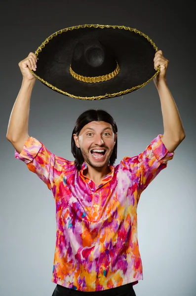 Junger Mexikaner trägt Sombrero — Stockfoto