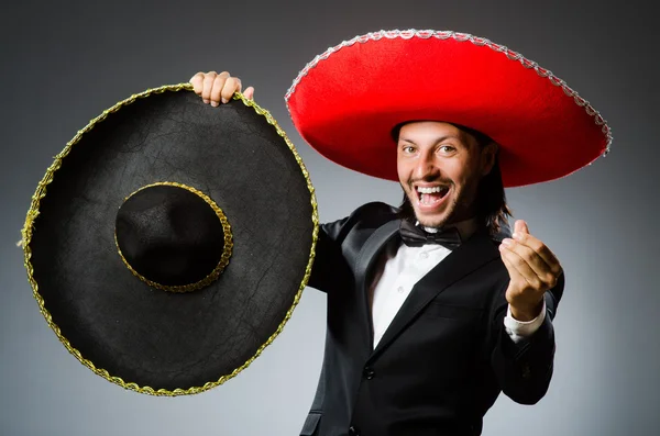 Jovem mexicano vestindo sombrero — Fotografia de Stock