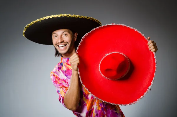 Mladý mexický muž na sobě sombrero — Stock fotografie