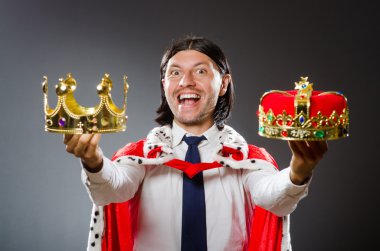 Kraliyet konseptinde genç kral işadamı