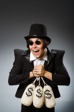 Komik adam Doları çuval ile