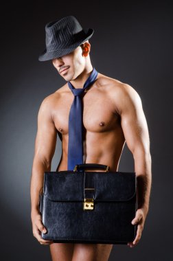 Genç adam stüdyo kavramında sökük