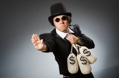 Komik adam Doları çuval ile