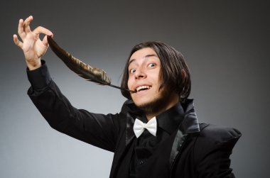 Tüy yazma ile genç adam