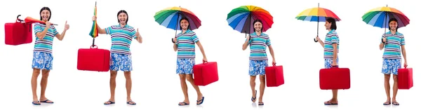 Путешественник с красным футляром и зонтиком изолирован на белом — стоковое фото