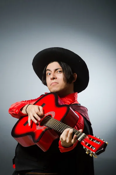 Homem tocando guitarra no conceito romântico — Fotografia de Stock